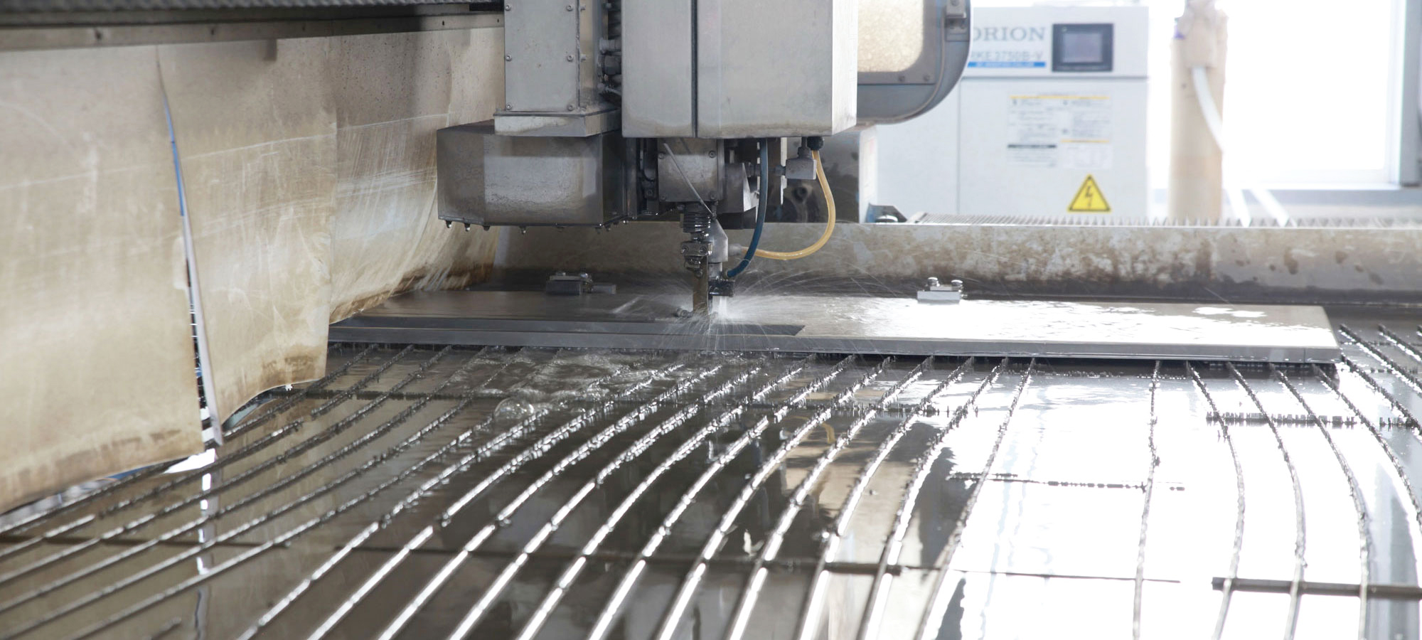 ウォータージェット切断機イメージ